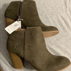 Old navy olive size 8 ankle bootie